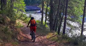 caminos junto al rio